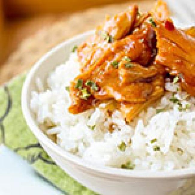 Bowl of white rice topped with chicken