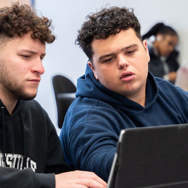Students collaborate during a business class